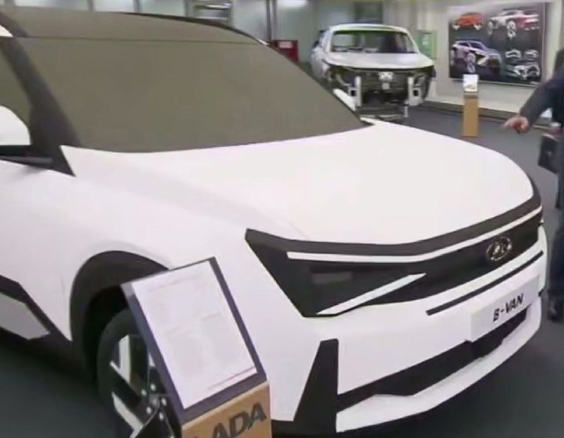 Летом на ПМЭФ состоялась премьера новых моделей LADA: кроссовер и компактвэн