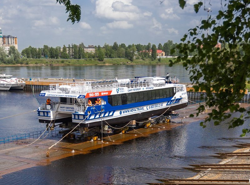 На Средне-Невском судостроительном заводе спустили на воду скоростной пассажирский катамаран проекта 04580