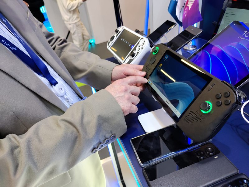 Российская компания Fplus анонсирует прототип портативной игровой консоли