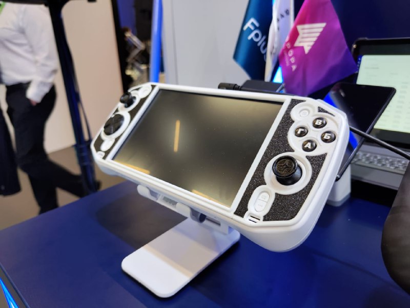 Российская компания Fplus анонсирует прототип портативной игровой консоли