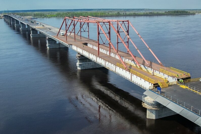 В Сургуте завершено соединение берегов Оби настоящим мостом