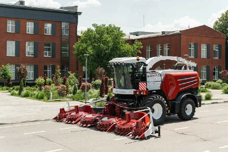 Представлен самый мощный российский кормоуборочный комбайн F 2750