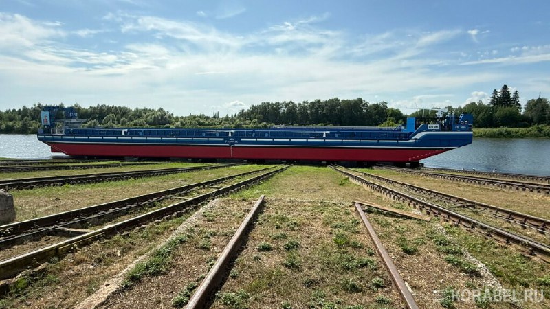 Спуск на воду баржи-площадки RDB 66.68MA в Томской области