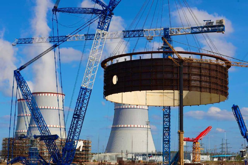 Установка первой внутренней защитной оболочки на Ленинградской АЭС-2