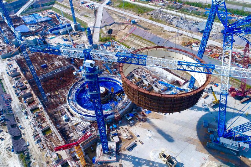 Установка первой внутренней защитной оболочки на Ленинградской АЭС-2