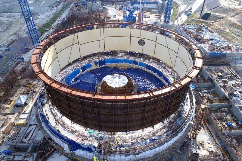 Установка первой внутренней защитной оболочки на Ленинградской АЭС-2