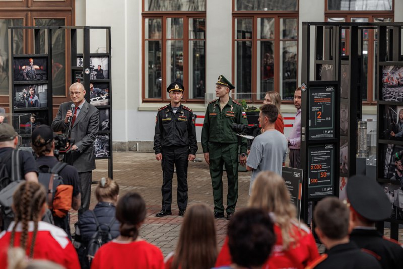 Выставка "Священный завод" на Киевском вокзале