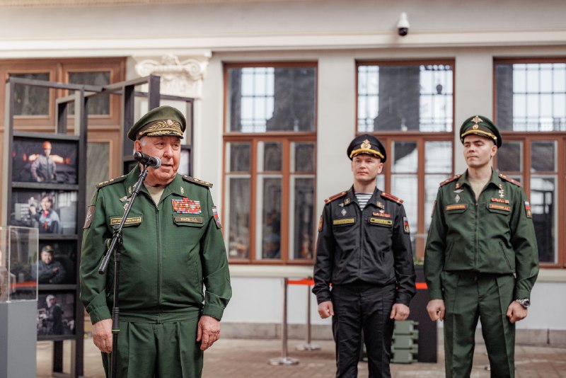 Выставка "Священный завод" на Киевском вокзале