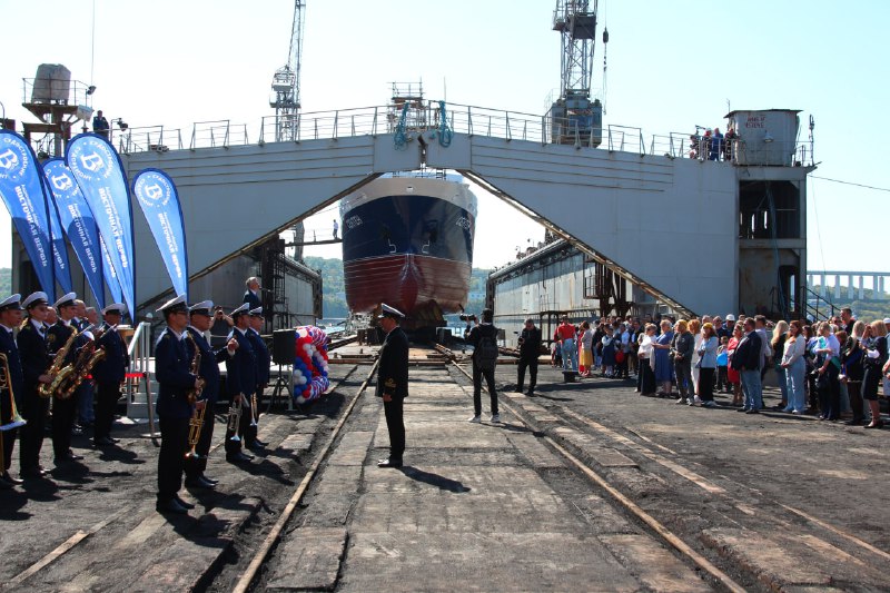 ОСК спустила на воду судно-краболов «Сентен»