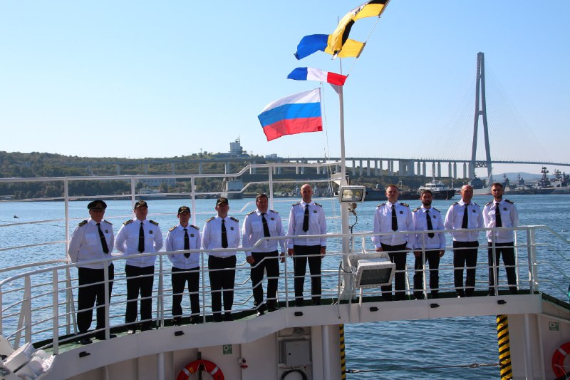 Поднятие государственного флага на краболове «Аурум»