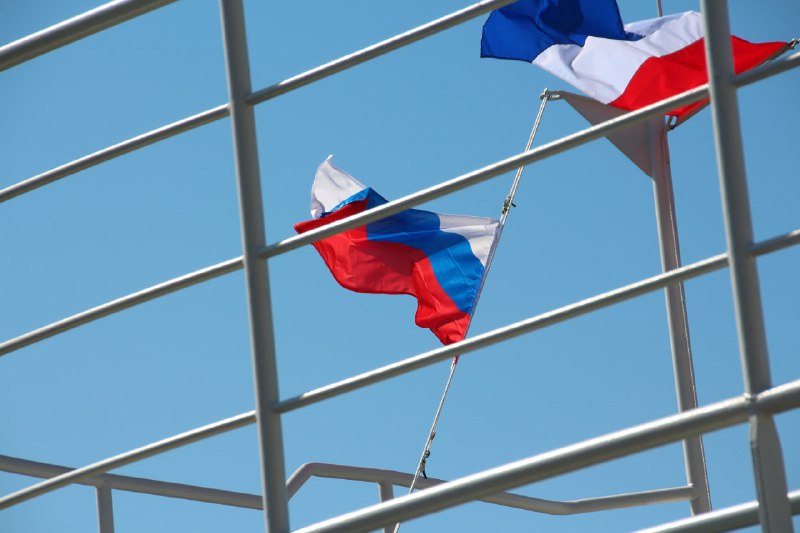 Поднятие государственного флага на краболове «Аурум»