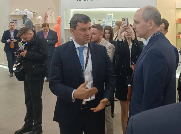 Обсуждение современных технологий в транспортной сфере на выставке в Минске