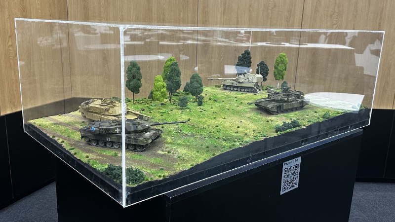 Диорама танкового боя Т-90М в демоцентре Ростеха