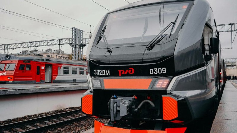Современный электропоезд ЭП2ДМ вышел на линию в Санкт-Петербурге