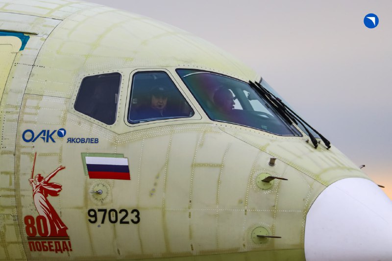Испытания самолета «Суперджет»: проверка на водоотталкивающие свойства Испытания самолета «Суперджет»: проверка на водоотталкивающие свойства