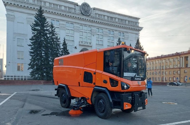 Инновационная уборочная машина «УниРОСС» проходит испытания в Кемерове