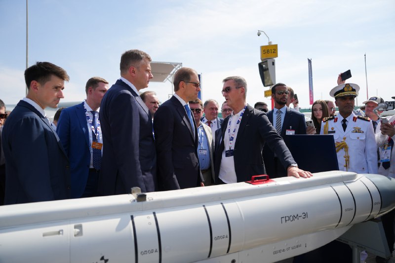 Посещение Денисом Мантуровым российской экспозиции на Dubai Airshow 2025 Посещение Денисом Мантуровым российской экспозиции на Dubai Airshow 2025