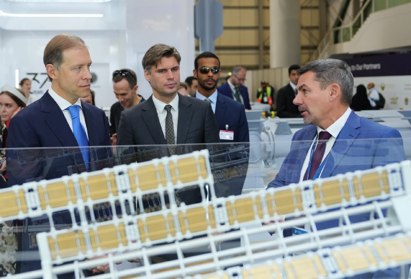 Посещение Денисом Мантуровым российской экспозиции на Dubai Airshow 2025 Посещение Денисом Мантуровым российской экспозиции на Dubai Airshow 2025