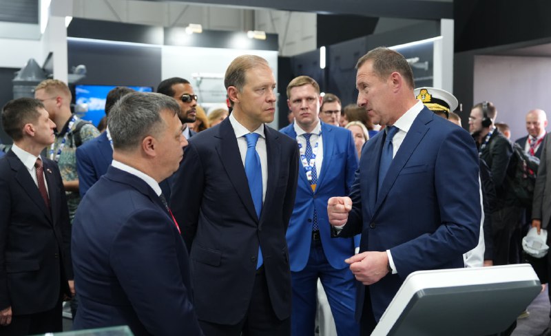 Посещение Денисом Мантуровым российской экспозиции на Dubai Airshow 2025 Посещение Денисом Мантуровым российской экспозиции на Dubai Airshow 2025