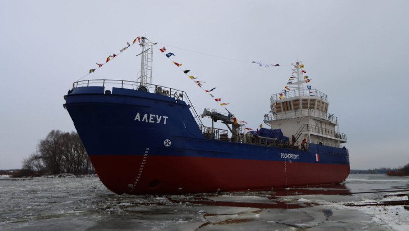 Спуск на воду сборщика льяльных вод «Алеут»