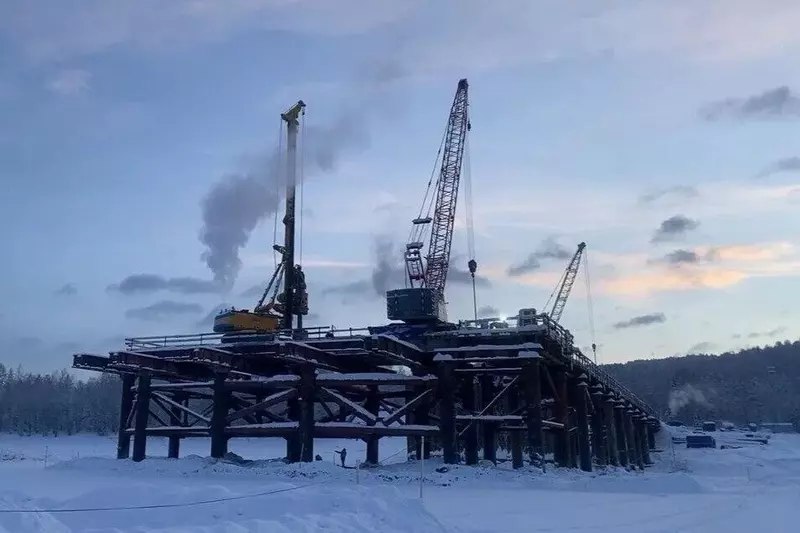 Началось строительство русловых опор моста через реку Витим