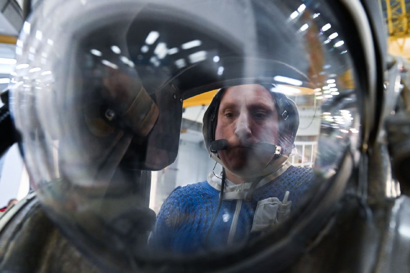 Космонавты Роскосмоса испытали новое оборудование для выходов в космос