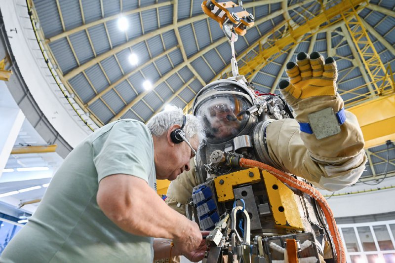 Космонавты Роскосмоса испытали новое оборудование для выходов в космос