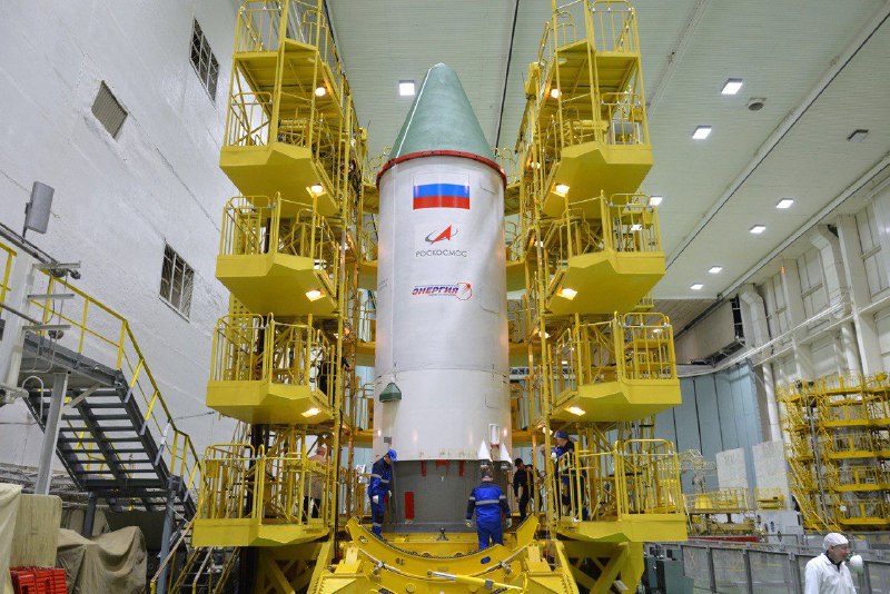 Космический грузовик «Прогресс МС-33» под защитой обтекателя