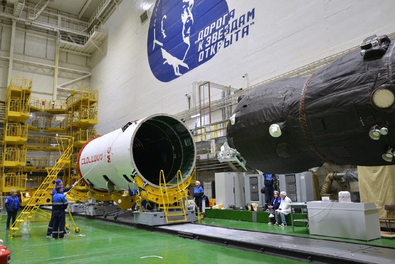 Космический грузовик «Прогресс МС-33» под защитой обтекателя