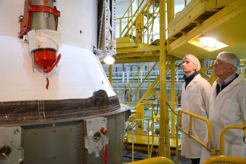 Космический грузовик «Прогресс МС-33» под защитой обтекателя
