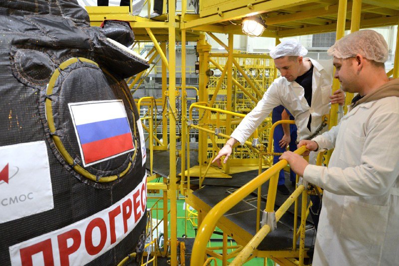 Космический грузовик «Прогресс МС-33» под защитой обтекателя