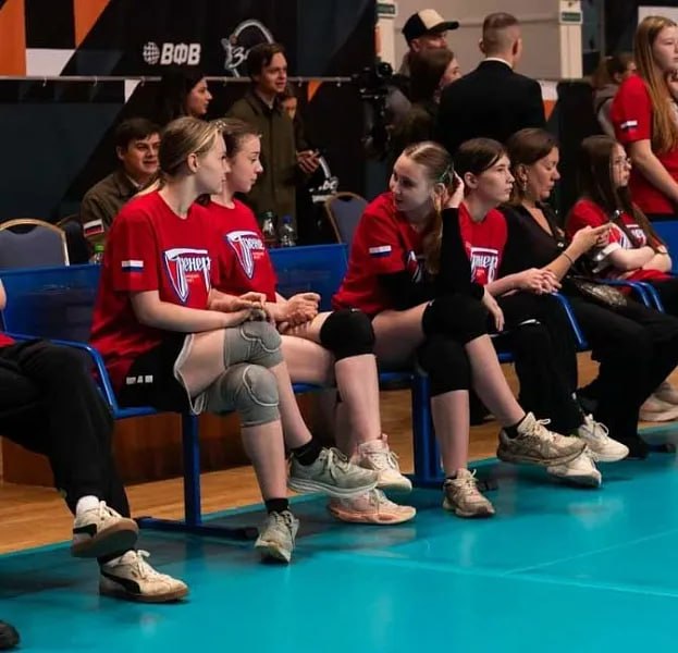 Олимпийские чемпионы сыграли в волейбол с подростками Подмосковья в проекте «Тренер»