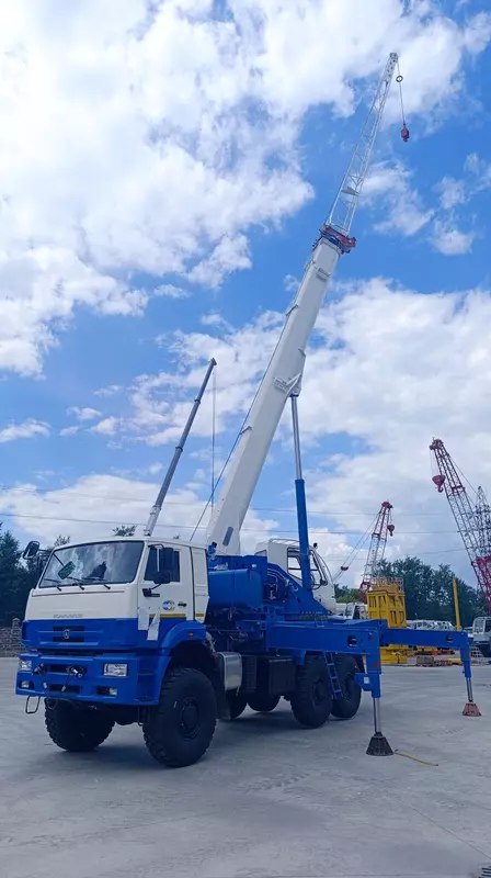 ЧМЗ представил автокраны с длиной стрелы свыше 40 метров