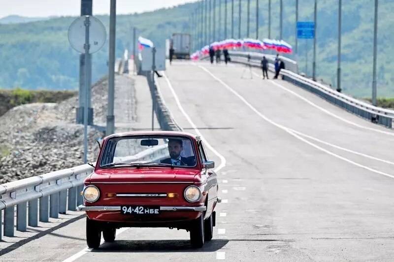 Россия и КНДР открыли автомобильный мост через реку Туманная