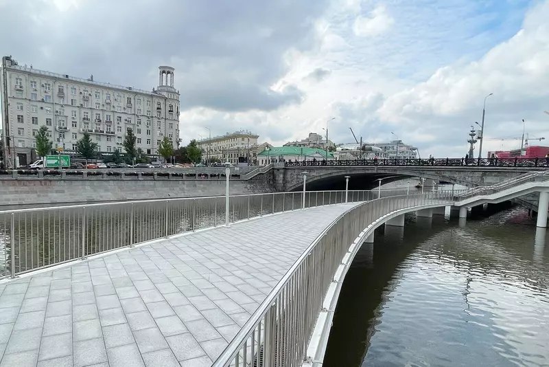 В центре Москвы открыли новый пешеходный мост у ГЭС-2