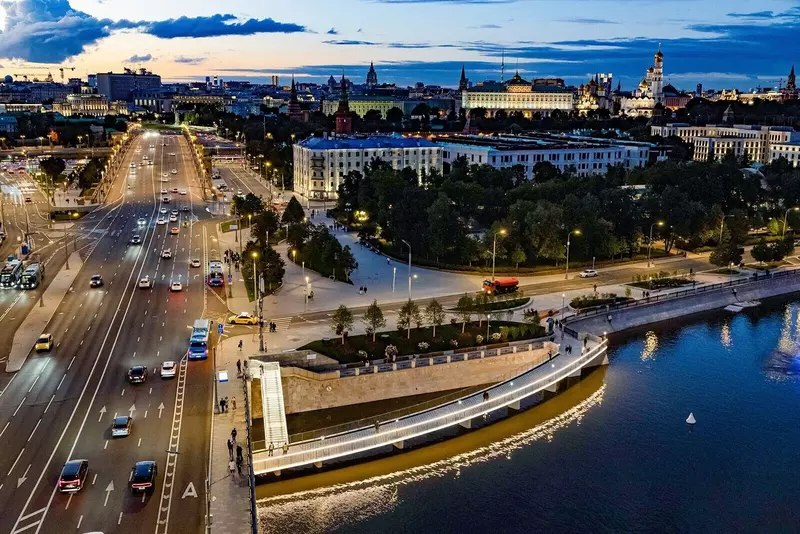 В центре Москвы открыли новый пешеходный мост у ГЭС-2