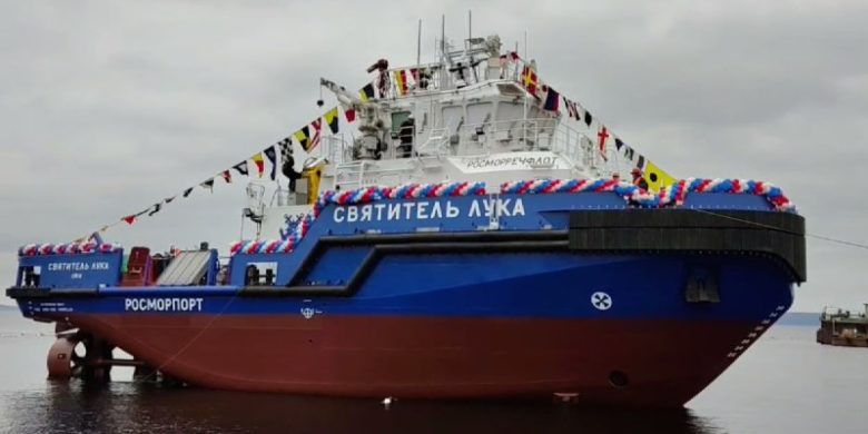 В Карелии на воду спустили новый ледовый буксир «Святитель Лука»
