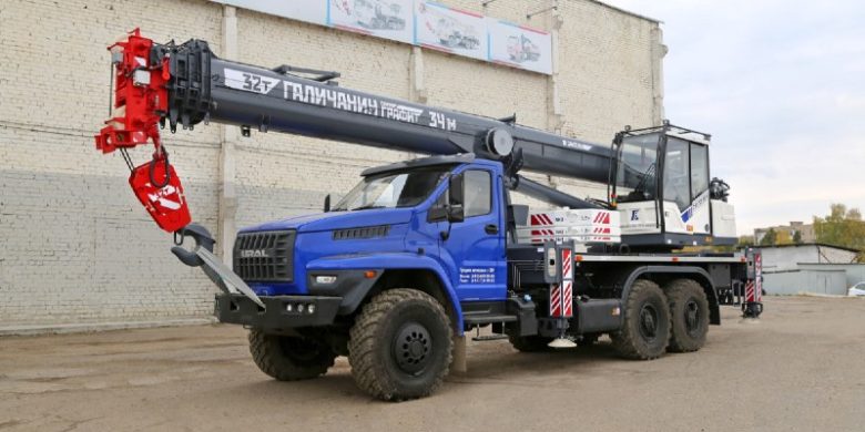 В России представили 32-тонный автокран для тяжёлого бездорожья