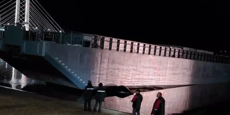 Череповецкий судостроительный завод спустил на воду вторую баржу проекта RBD 4608