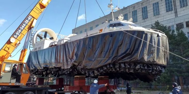 Хабаровский судостроительный завод спустил на воду пассажирское судно на воздушной подушке СВП-50