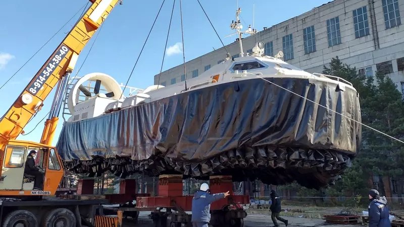 Хабаровский судостроительный завод спустил на воду пассажирское судно на воздушной подушке СВП-50