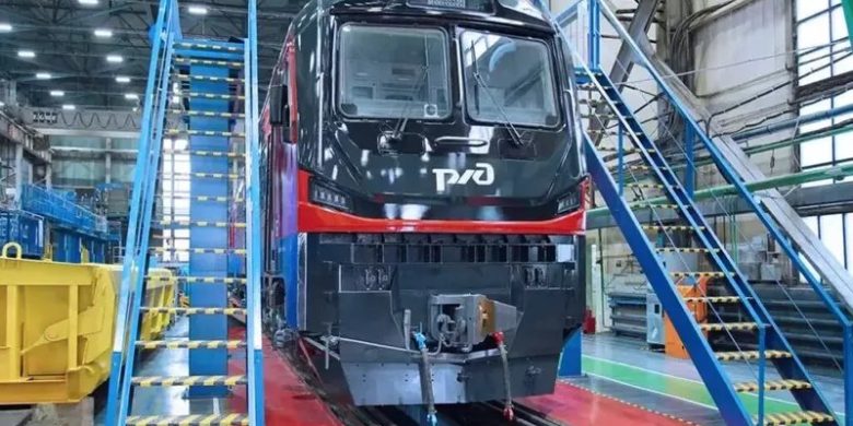 В России собрали первый магистральный электровоз 2ЭС9 для БАМа и Транссиба